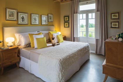 Los baños estuvieron listos antes que nada en la obra. Y sobre la base de eso, definieron el estilo de los tres cuartos. La suite principal es de inspiración años 50 y 60 y está dominada por un juego escandinavo de cómoda y mesas de luz, adquiridos en un mercado vintage.