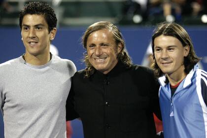 "Willy" Cañas y "El Mago" Coria con Guillermo Vilas