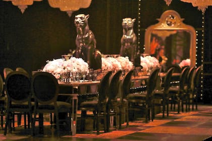 La espectacular ambientación tuvo la firma de Martín Roig, que cedió de su colección privada, las panteras que presidieron la mesa principal.