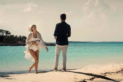 Como nada estaba librado al azar, ella lució un Kaftan que Jonathan diseñó para la prestigiosa firma Alexis, empresa que pertenece a su hermana y él mismo dirige.