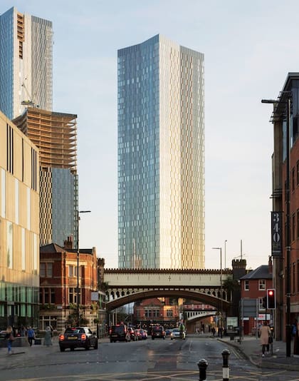 Una vista de West Tower, dentro del Deansgate Square, desde donde puede verse prácticamente todo Manchester. El penthouse, donde conviven Kun y Sofía, vale 5,2 millones de dólares.