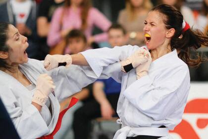 Lewandowska se destacó en el mundo de las artes marciales, convirtiéndose en múltiple ganadora de campeonatos mundiales y europeos.