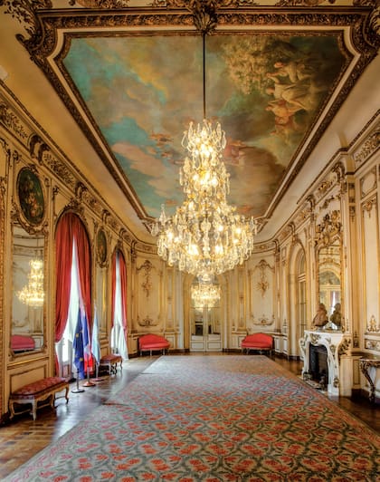 La grande salle de bal interpreta una versión más temprana del estilo Luis XV. En ella resaltan las doradas boiseries, decoradas con instrumentos musicales, las arañas de cristal y los detalles de hierro forjado de las puertas y ventanas.