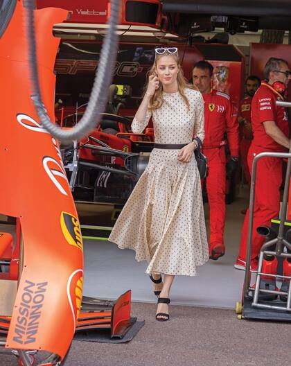 Beatrice Borromeo acompañó su vestido midi a lunares de la colección crucero 2019 de Dior con complementos en negro: cinturón y cartera Prada. Además, eligió gafas de sol de Saint Laurent –valuadas en 420 dólares– con forma de corazón que su cuñada Tatiana replicó en otro tono.