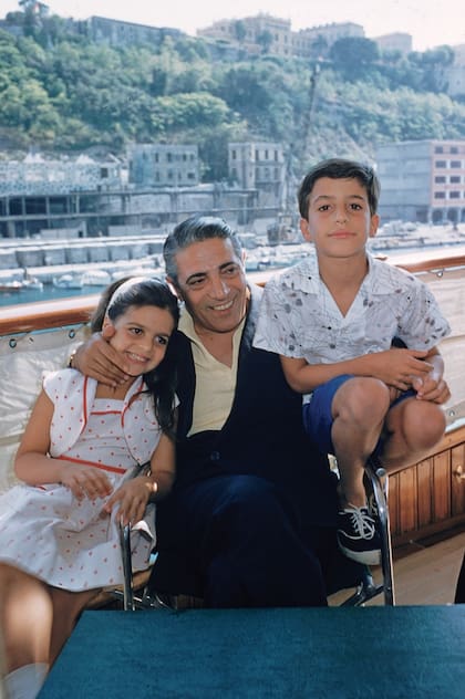 Corría 1956 y con su barco anclado en Mónaco, el naviero posa con sus hijos, Christina y Alexander