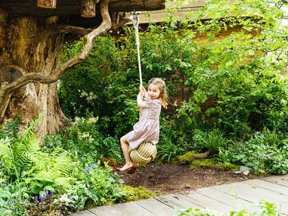 La princesa, que estaba combinada con su madre con un vestido floral de Rachel Riley, se animó a hamacarse en una soga que colgaba de un árbol. 