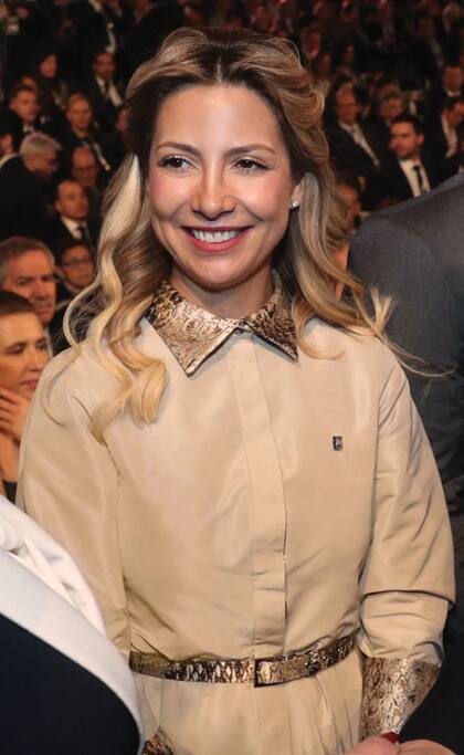 Para el acto en memoria de las víctimas del Holocausto, Fabiola Yañez llevó un vestido camisero en color camel con estampado de pitón en el cuello, el cinturón y los puños. Y la bandera argentina sobre el lado izquierdo de su pecho.