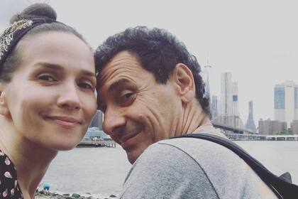 “Ricardo es un ser luminoso, un gran compañero, muy cariñoso, no sólo conmigo, sino también con sus tres hijos y con su nieta, Lola. Hace diecinueve años que estamos juntos y, si bien compartimos un montón de cosas, mantenemos nuestros espacios”