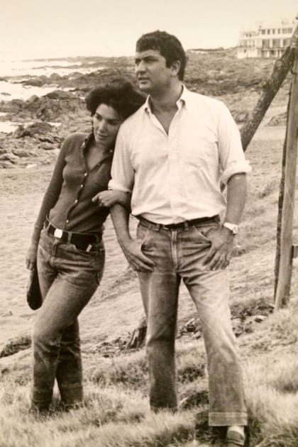 Con su primer gran amor, el automovilista Juan Manuel Bordeu, a principios de los 70 en Punta del Este