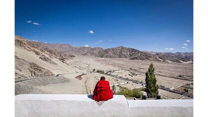 Un monje jóven toma un descanso de sus estudios dentro del monasterio de Thiksey en Ladakh, India
