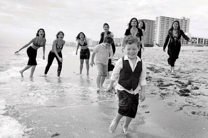 “Cuando éramos chicos, todos los fines de semana nos íbamos a la playa… Creo que por eso me gusta tanto el mar”, revela la mujer de Osvaldo Sabatini, a quien en la foto se la ve jugando sobre la arena con sus hermanas, sus sobrinas y sus sobrinos nietos, Marco y Sebastián.