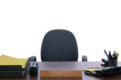 Algunas empresas colocan los nombres de los trabajadores en cada escritorio de la oficina de reserva, para que todo el mundo sepa cuál es su lugar asignado