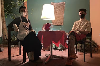 Hoco Huoc y la galerista Violeta Mancilla en su restoran arty