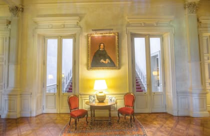 Entrada a la casa que une la gran escalera de honor con el hall central. En medio de las dos puertas destaca un retrato de Clara Lozano, bisabuela de Victoria, que fue pintado por Prilidiano Pueyrredón en 1864.