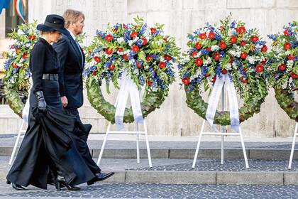 “Uno se siente extraño en una plaza casi vacía, pero sé que están experimentando esta conmemoración nacional y que estamos acá, juntos”, dijo el rey Guillermo Alejandro durante el Día Nacional del Recuerdo, en Ámsterdam. 