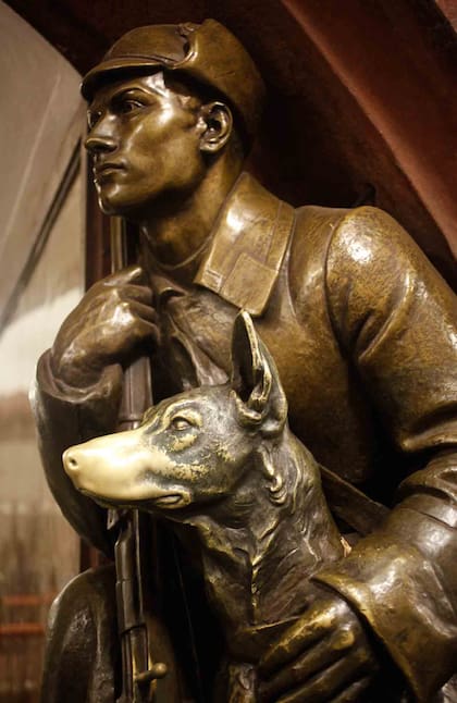 La más popular de las estatuas que representan parte de la historia soviética es la del guardia fronterizo y su perro.