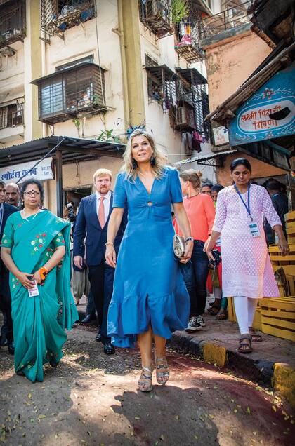 La Reina lució un vestido de la firma francesa Sandro, que acompañó con un fascinator del mismo color y accesorios de cuero de reptil, para visitar Tiny Miracles