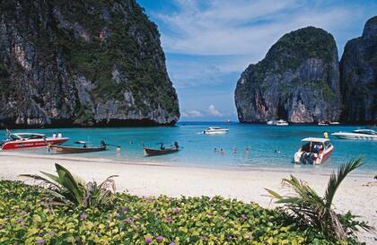 Bay May, en la isla Ko Phi Phi Lee, padeció la fama después del estreno La playa, en 2000.