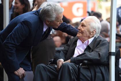 Michael dialoga con su padre, Kirk Douglas, que cumplió 101 año y es una leyenda viviente de Hollywood