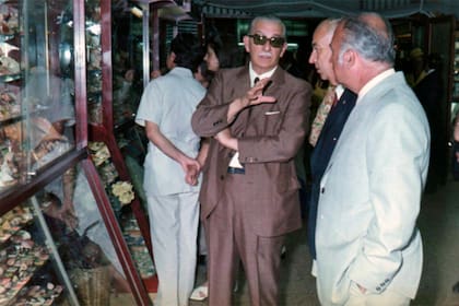 Benjamín Sisterna en una de las pequeñas exposiciones que montó en los años setenta