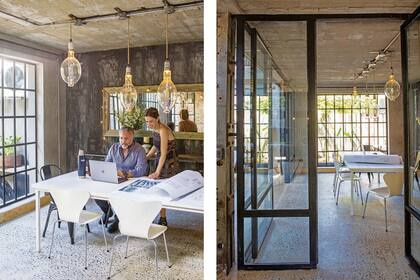 Mesa con sillas ‘Butterfly’ de Jacobsen y ‘Tolix’, espejo con marco de zócalos de madera y lámparas led con bulbos de un barco camaronero.