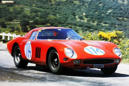 La Ferrari 250 GTO ganadora de la Targa-Florio de 1964 al mando de la pareja Ferlaino (luego, presidente de Napoli)-Taramazzo; fabricaron sólo 36 unidades y tenía un motor V12