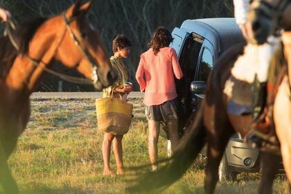 Después del mate, Calu y Joaquín emprendieron la retirada a bordo de una camioneta Kangoo.