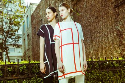 Vestido en estampa lineal en negro/blanco con escote V y blanco/rojo de escote cerrado (Uma, $6.400)