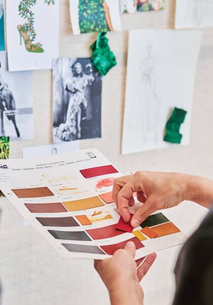 Las distintas muestras de color para el vestido.