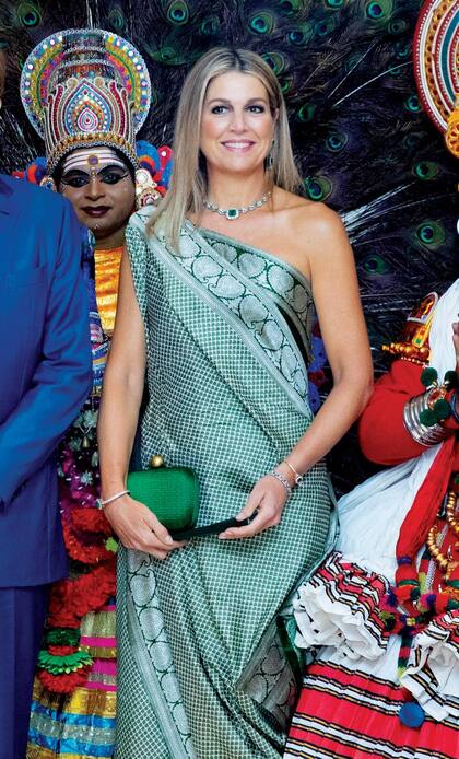 Máxima reservó el mejor look para su último compromiso, en la noche del jueves 17. Llevó un sari que había estrenado hace una década (durante un festival en homenaje a la India) junto a una parure de diamantes y esmeraldas que “rescató” del cofre real. 