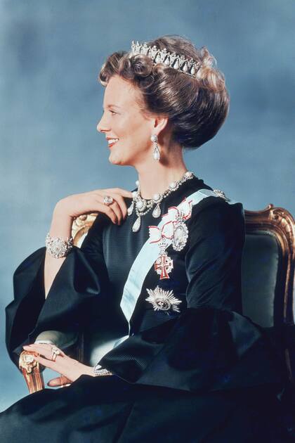 La primera foto oficial al convertirse en Reina. Para esa ocasión, eligió un vestido azul marino de cuello cerrado sobre el que destacaban las perlas y los diamantes de su Pearl Poire.