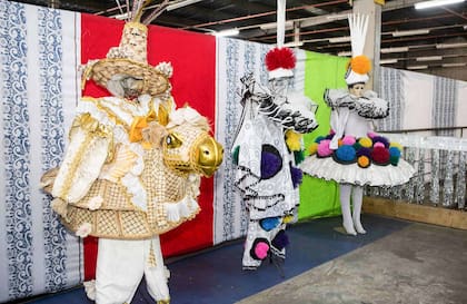 Algunos disfraces históricos del bloco Portela que aún se conservan.