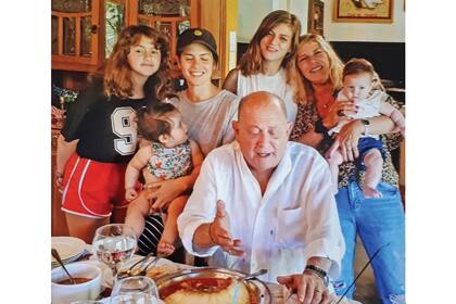 Isabel –la mayor de sus nietas–, sus hijas Maggie –con Sofía en brazos– y María (además son padres de Federico). Cristina con Paloma a upa, la menor de los seis nietos que tiene con el periodista. También son abuelos de León, Camilo y Benjamín