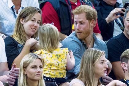 El príncipe Harry tiene debilidad por los chicos y en cada uno de sus actos se acerca a jugar con ellos