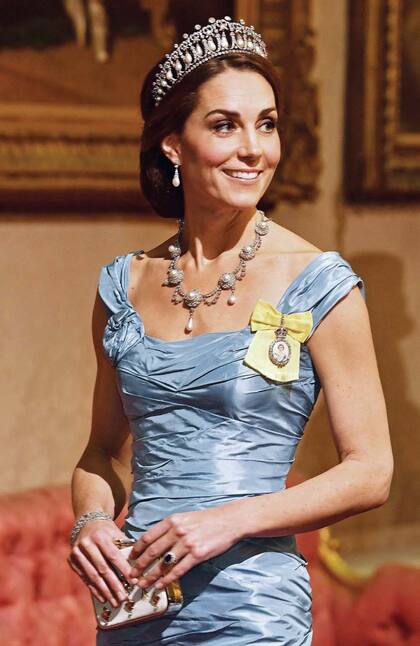 Kate rindió homenaje a Diana de Gales al llevar la Tiara Cambridge Lover’s Knot, que la querida princesa recibió por su boda en 1981. A su vez, presumió del impresionante collar que le fue regalado a la reina Alexandra por su casamiento en 1863.