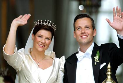 El 24 de mayo de 2002, la hija de los reyes Harald y Sonia de Noruega se casó con el controvertido escritor en la catedral de Nidaros, Trondheim, ante 1800 invitados