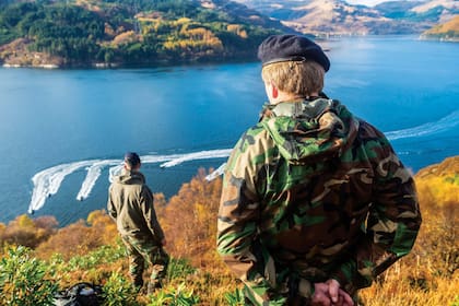 Desde la altura, también dirigió ejercicios de desembarco y practicó escalada.
