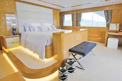 Una de las habitaciones con revestimiento de madera y vistas al océano