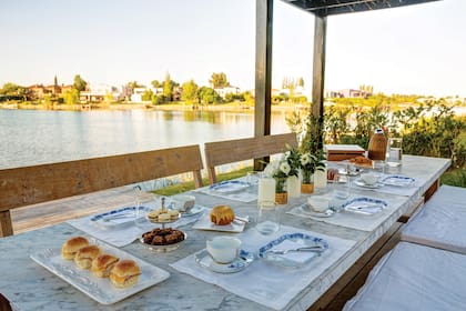 Los tés que disfrutan bajo la pérgola de hierro sobre el muelle son memorables. La mesa, armada con vajilla de Sentido, tiene su twist original con las fuentes de cerámica usadas como platos.