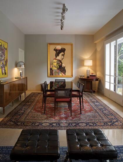 Más allá del sentido estético de Gabriel, su amigo y arquitecto Guillermo Arca Sieiro, que vive en España, lo ayuda con la decoración, a veces hasta por vía telefónica. Así lo hizo, por ejemplo, cuando hubo que decidir la altura exacta para colgar los cuadros.