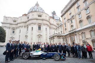 A fondo: el Papa Francisco bendijo un auto de la Fórmula E