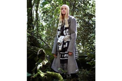 Tapado DE tweed (Bolivia, $9900), bufanda (Complot $490), campera metalizada (XL, $2200), remera rayada (Yagmour $799), pantalón sporty (Complot, $1490)