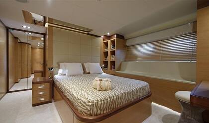 Con una velocidad de crucero de 12 nudos, una velocidad máxima de 23 nudos y un alcance de 3.915 nm desde sus tanques de combustible de 65.000 litros, es la combinación perfecta de rendimiento y lujo.