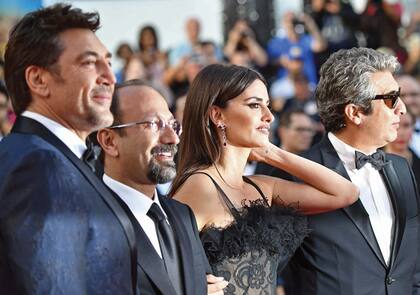 Javier Bardem, el director iraní Asghar Farhadi, Penélope Cruz y Ricardo Darín