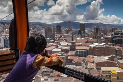 Contemplando la ciudad desde la línea naranja del teleférico.