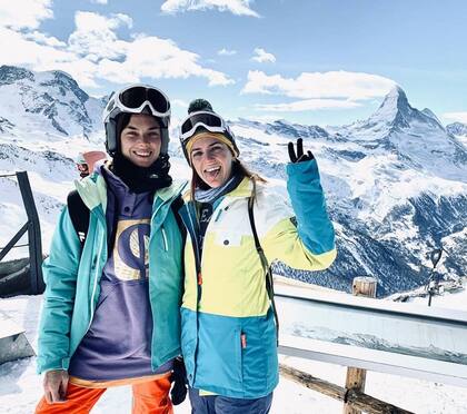 Luli con su hermana, Pilar Laprida quien la acompañó en su gran día.