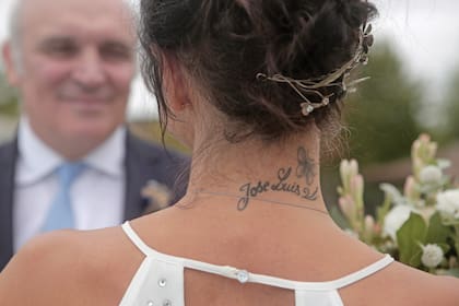 Un detalle del tatuaje que se hizo en honor a José Luis. “Una tarde caminando por avenida Santa Fe, él me preguntó si no me haría otro tatuaje. Y me tatué su nombre”, revela. Él, encantado, agregó: “Fue un gesto muy Mechi. Ella es muy fresca y espontánea”.