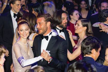 Tres hermanos en la pista: Pierre Casiraghi con Beatrice Borromeo, a su derecha Charlotte Casiraghi con Dimitri Rassam, y detrás asoma Ben Sylvester Strautman, novio de la princesa Alexandra.