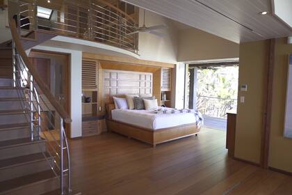 Las habitaciones estilo loft cuentan con un enorme vestidor en un altillo