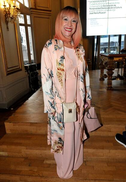 Totalmente engamada, Ana Acosta también se acercó a la Legislatura